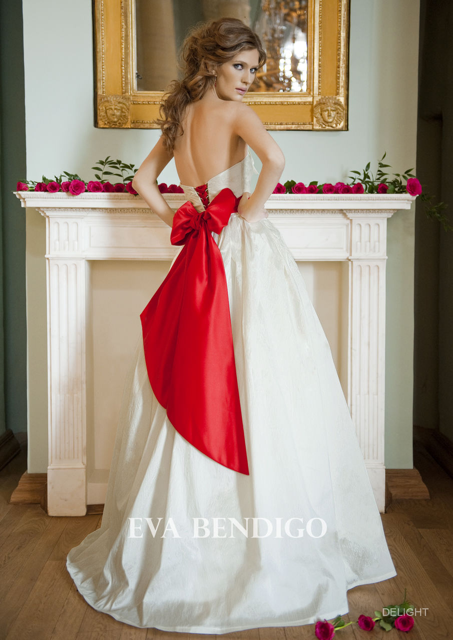 Платье с красным поясом. Красное свадебное платье. Свадебное платье белое с красным. Свадебное платье с бантом. Свадебное платье с красным бантом.