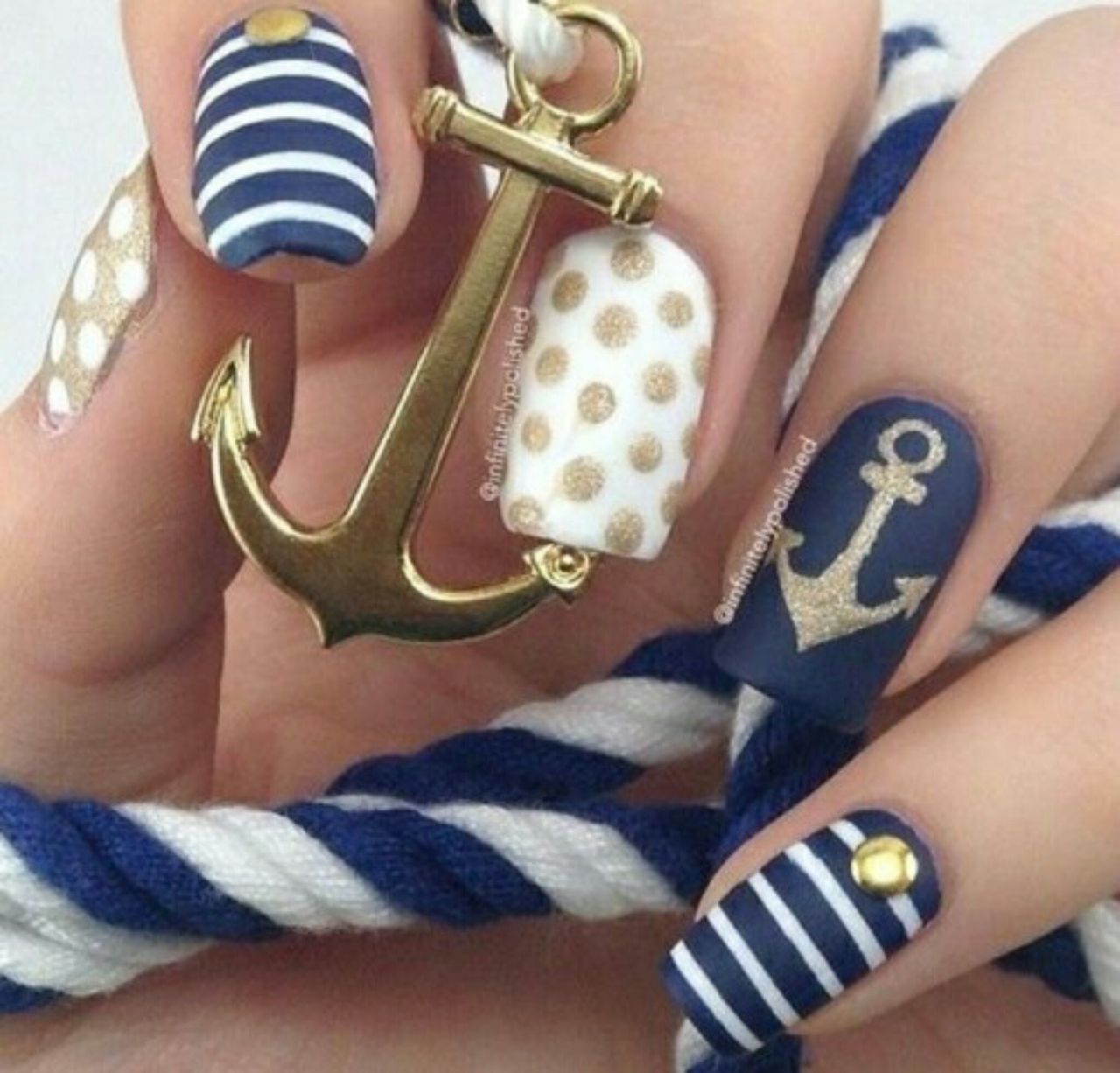Морской дизайн ногтей. Ногти морская тематика. Маникюр в морском стиле. Морской маникюр на короткие ногти. Шеллак морская тематика маникюр.