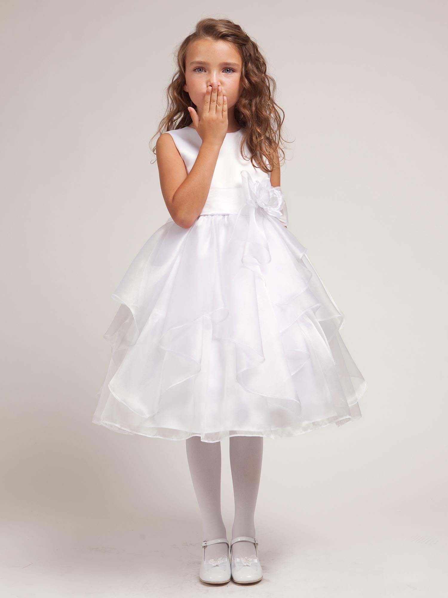 Маленькая девочка в платье белом