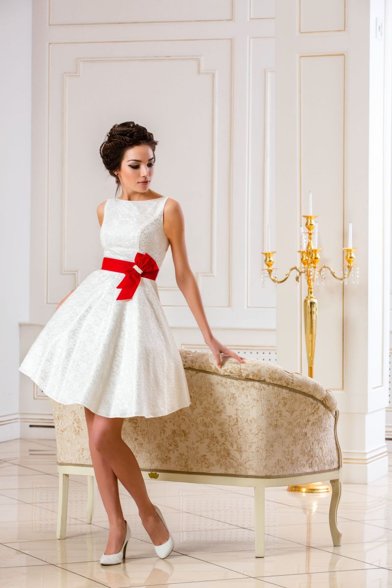 Белое платье и красный пояс