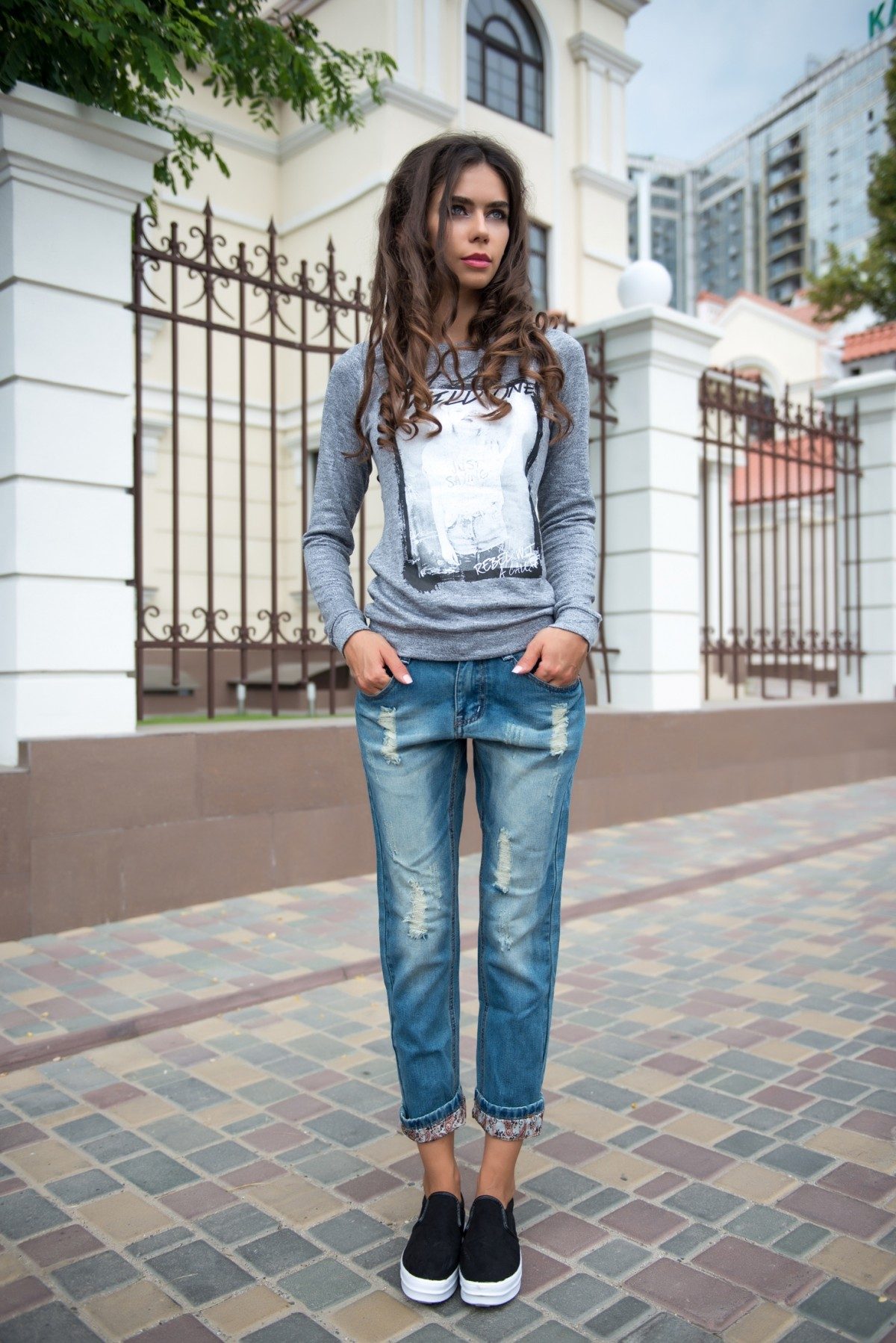 Стильные образы девушек в джинсах