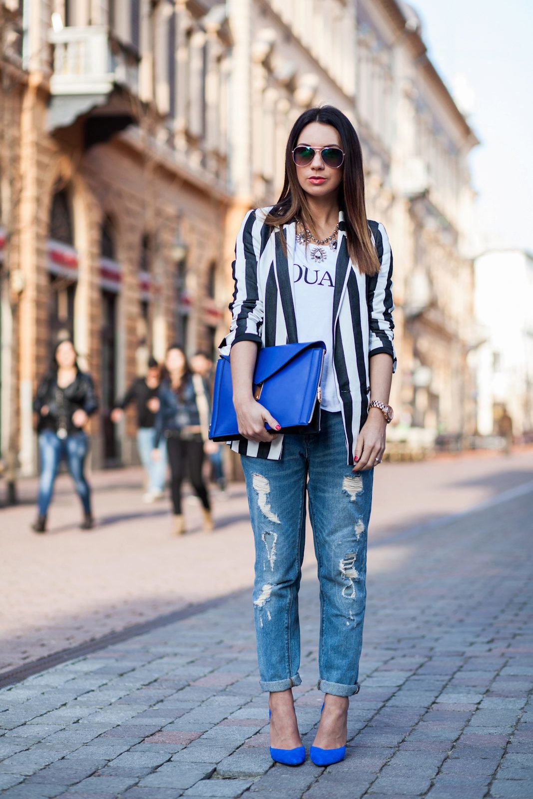Мода с джинсами женщины