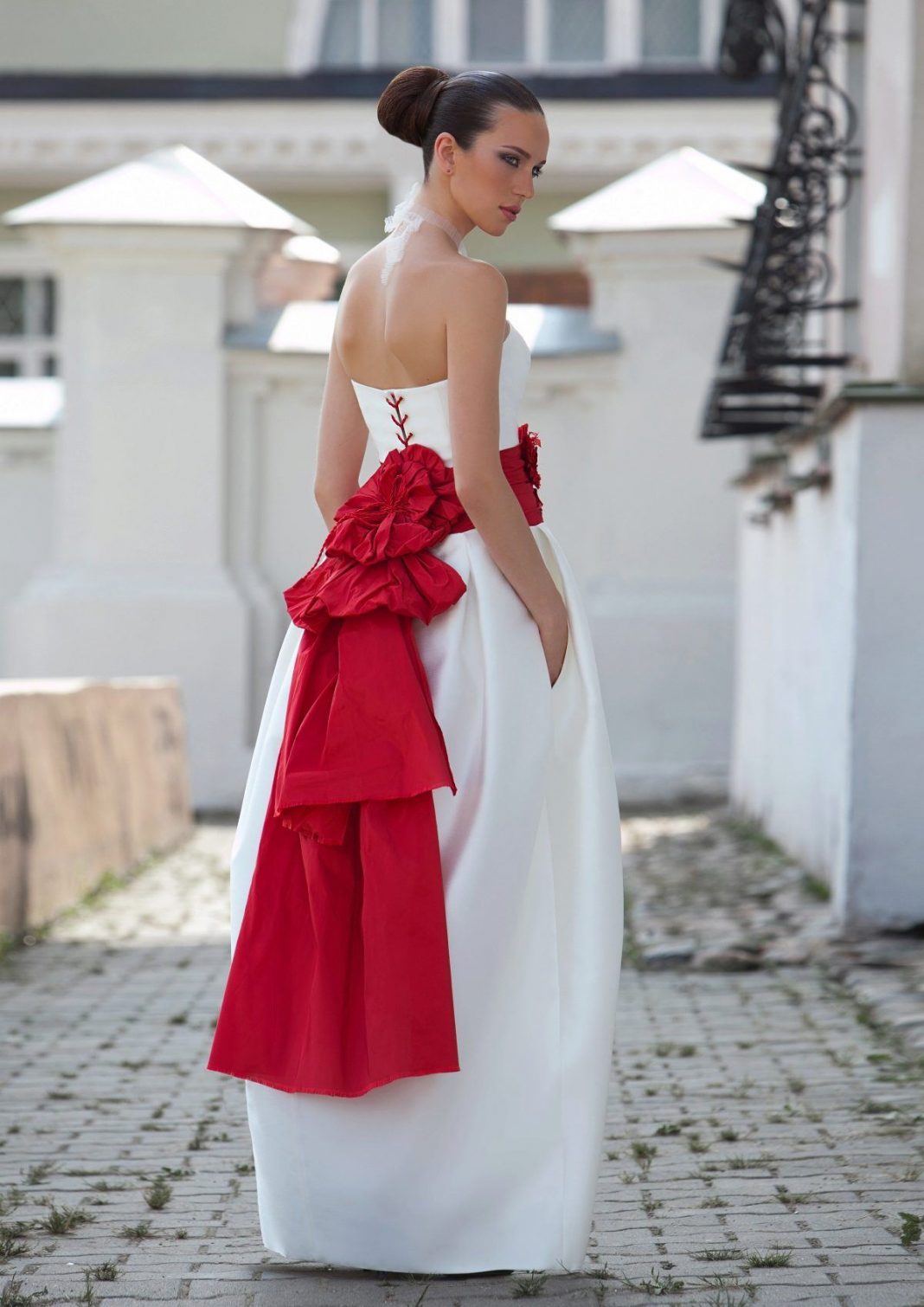 Белое платье красный пояс