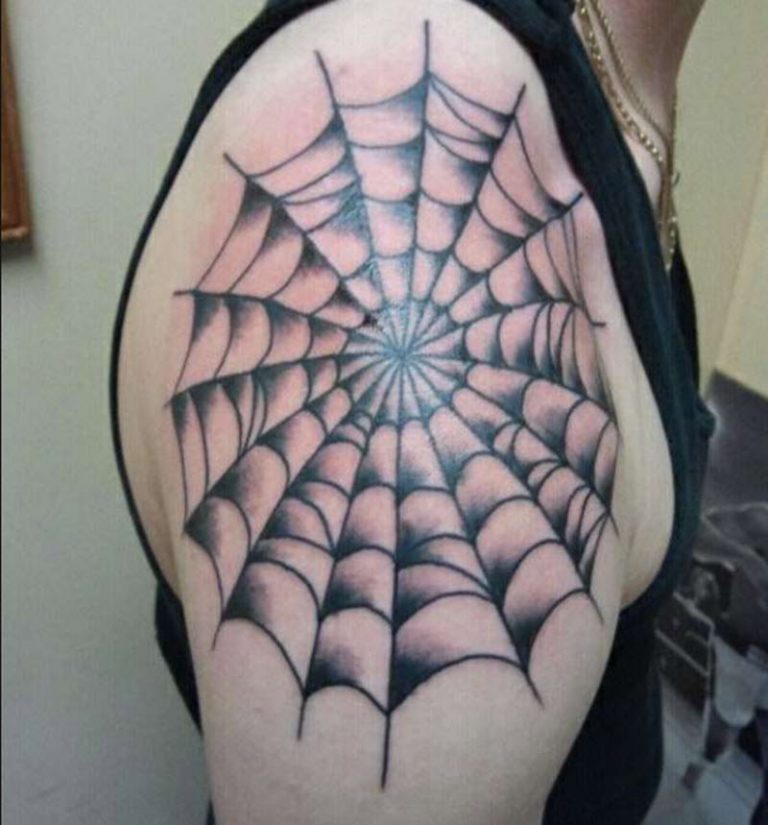 Татуировка паутина на руке