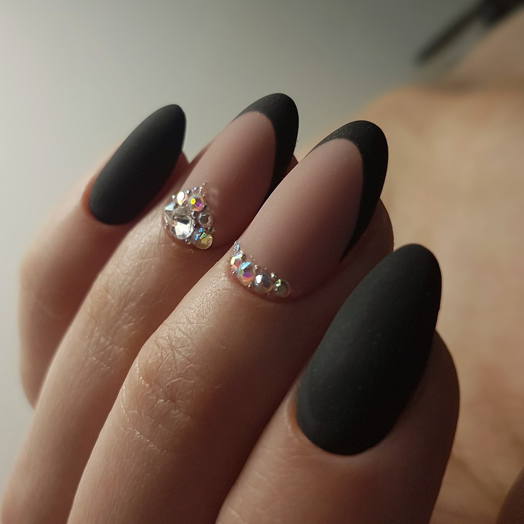 Дизайн черных ногтей матовый. Матовые ногти. Черные матовые ногти. Чёрные матовые ногти со стразами. Матовые ногти со стразами.
