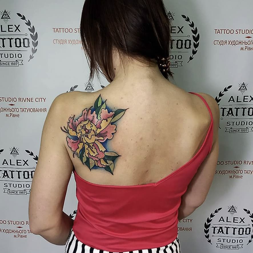 Татуировка на пояснице у девушки пионы