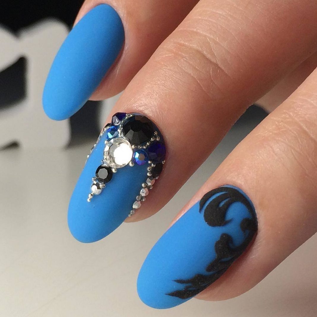 Ногти дизайны 2018 фото. Синие ногти. Синие матовые ногти. Маникюр черный с голубым. Синие ногти маникюр.