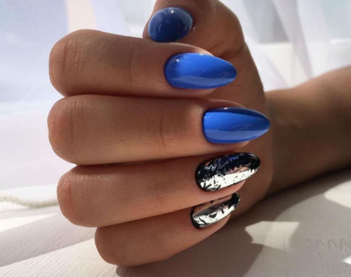 Фото тренда ногтей. Синие ногти. Модный маникюр. Красивые синие ногти. Синие ногти с фольгой.