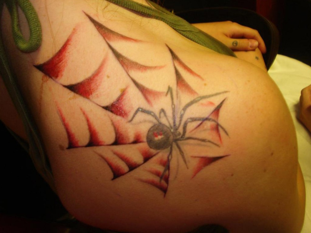 паук с паутиной на женском плече