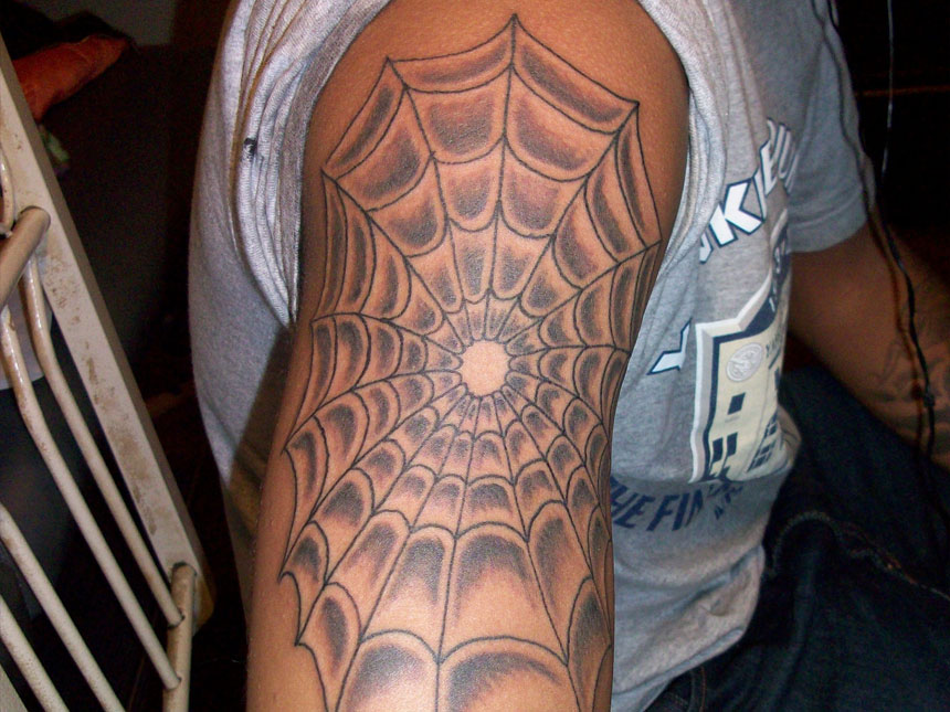 татуировка с паутиной на плече