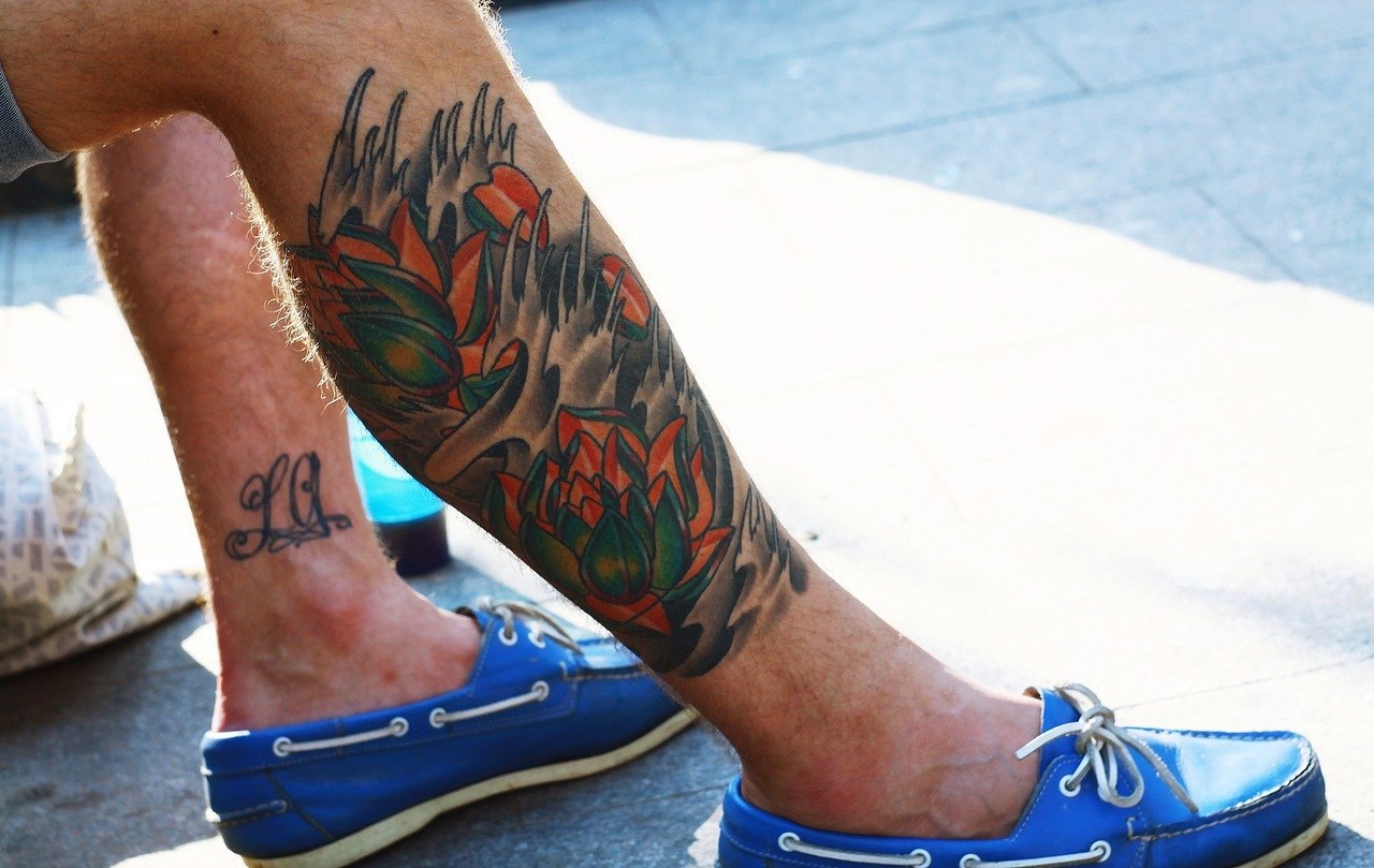 цветная тату на ноге мужчины