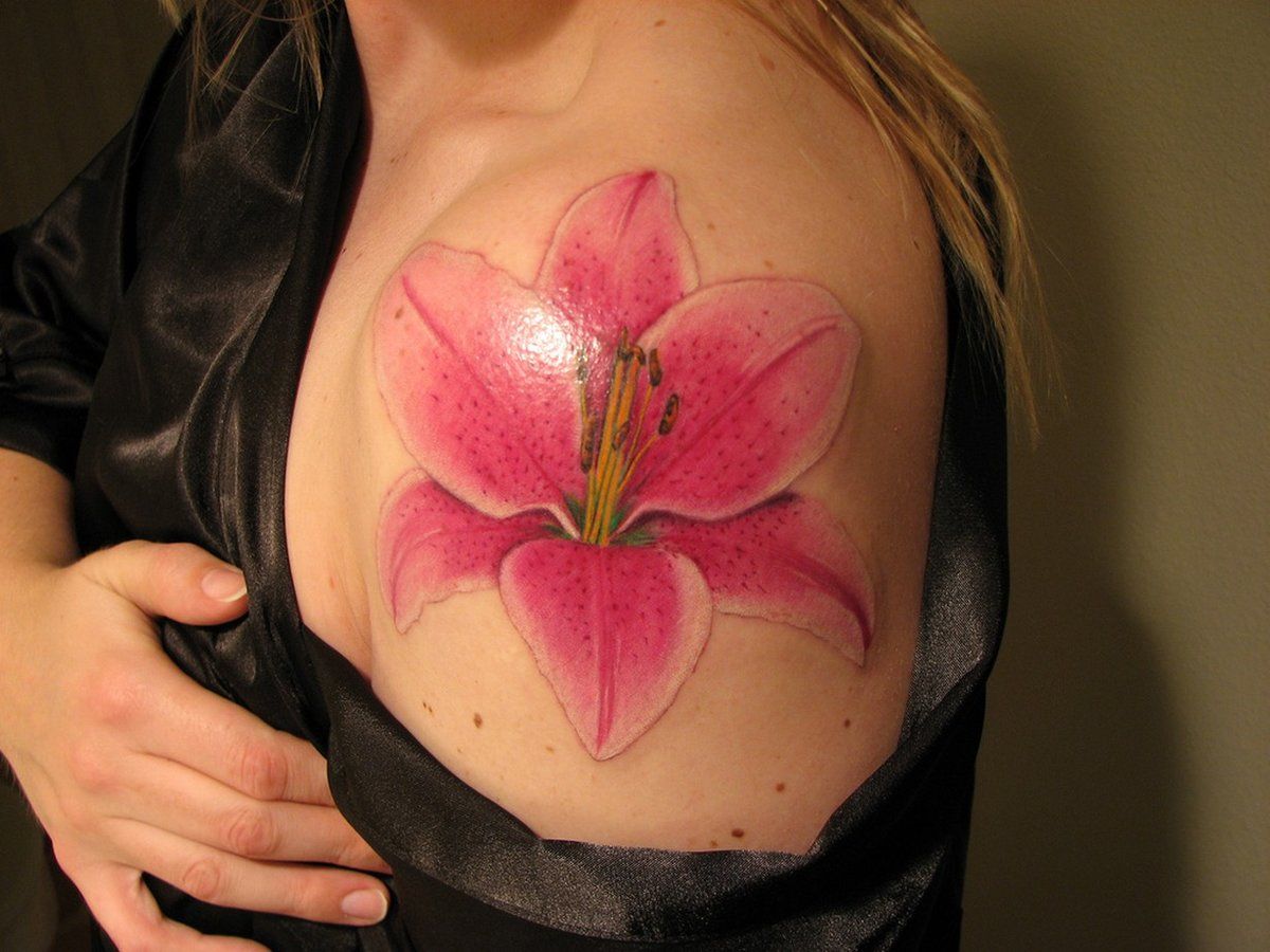 Татуировки для девушек на пояснице лилия