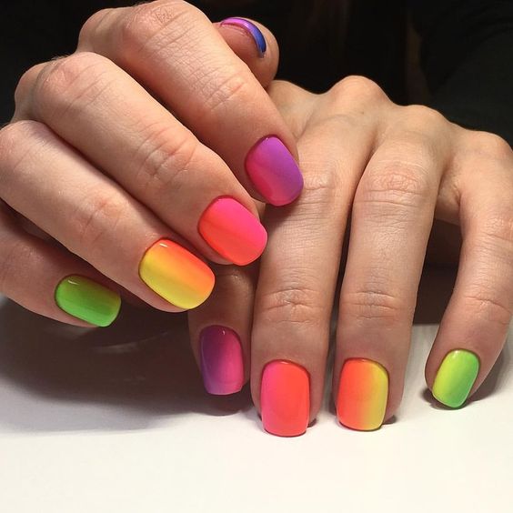 Радужный маникюр: яркие краски цветного дизайна ногтей