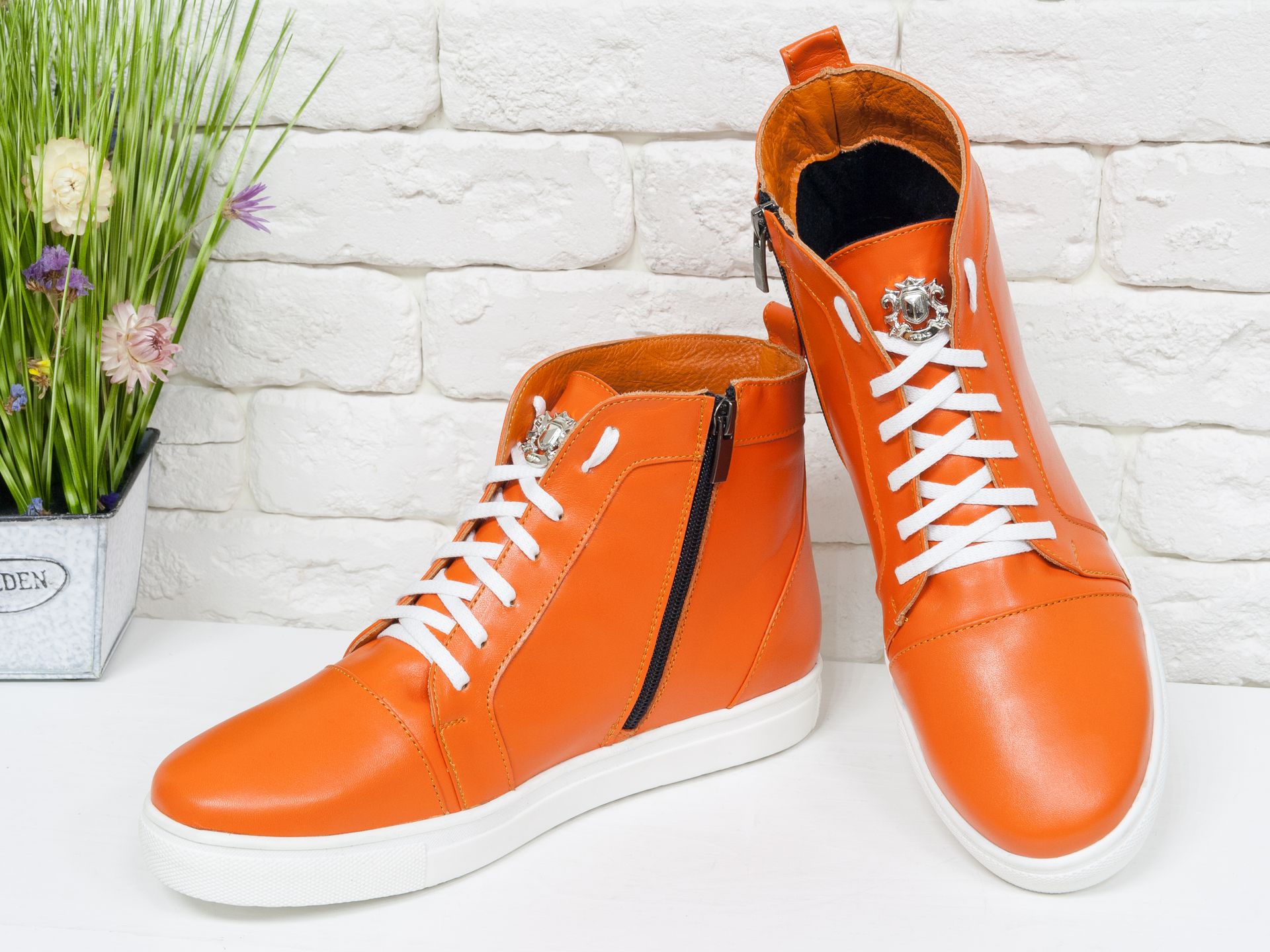 Оранжевые кроссовки Эконика