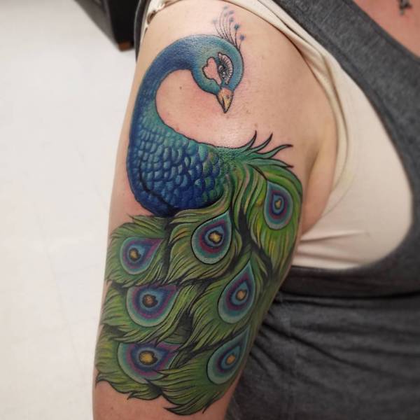 Красочный павлин в искусстве татуировки: роскошные варианты на фото, значение, эскизы
