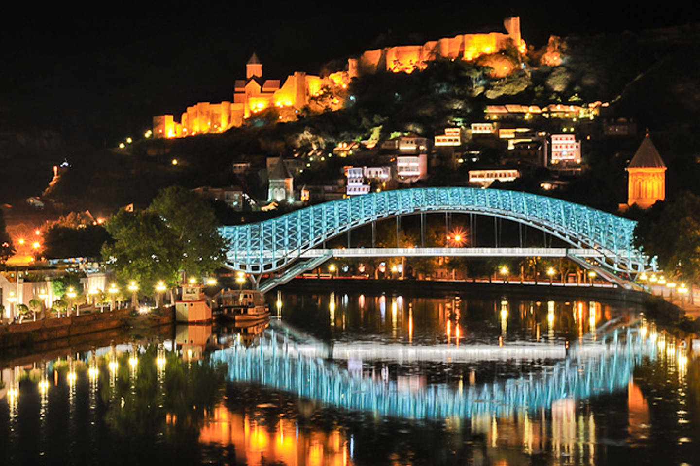 Ночной вид моста в Тбилиси