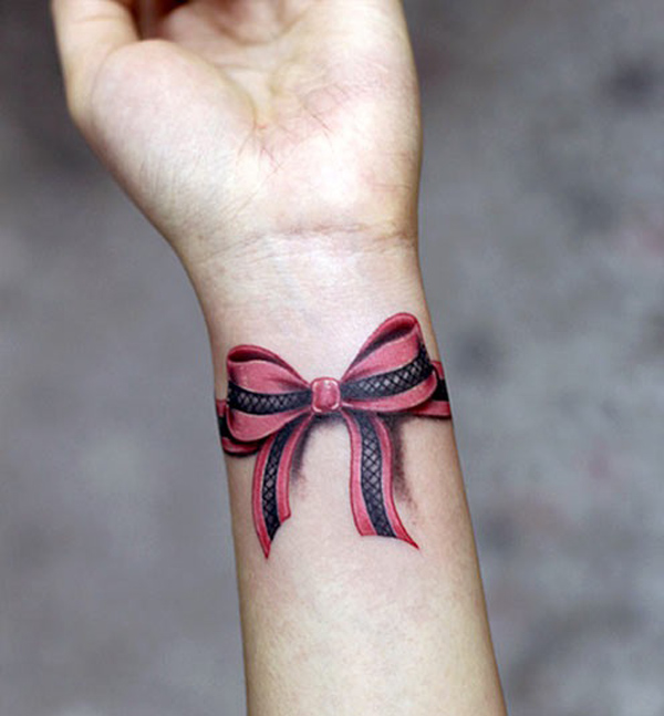 Татуировки для девушек бантик на пояснице