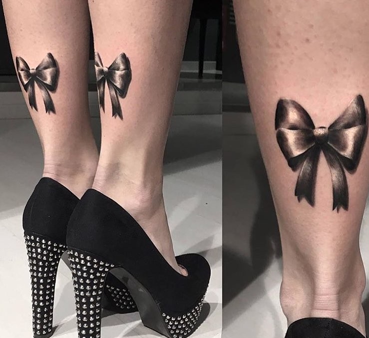 Татуировки-бантики на ногах сзади