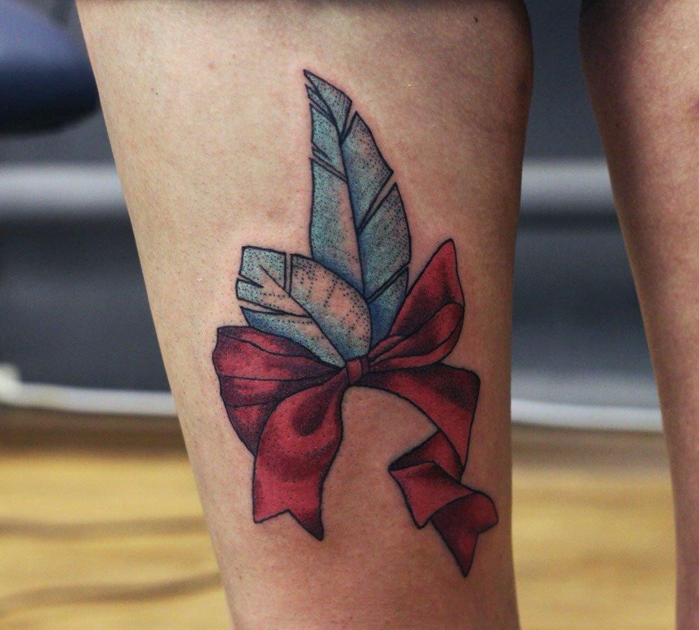 Татуировки для девушек бантик на пояснице