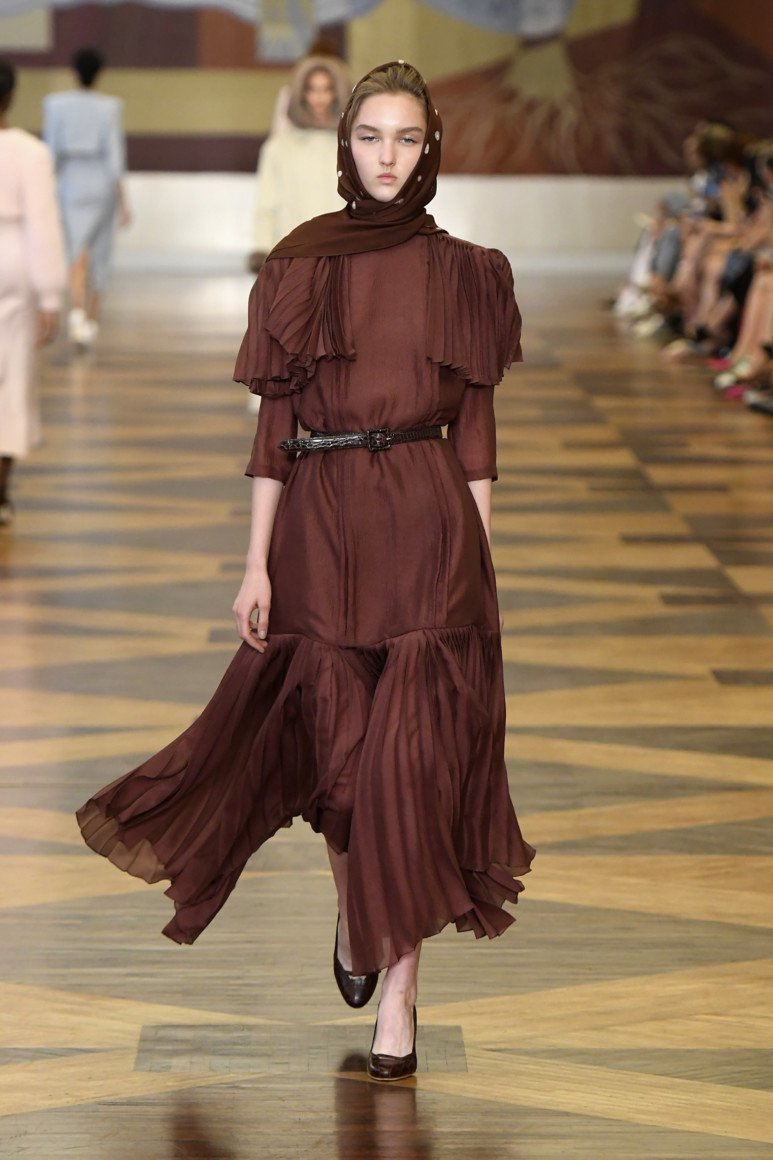 Модное коричневое платье: 70 идей для делового и вечернего образа