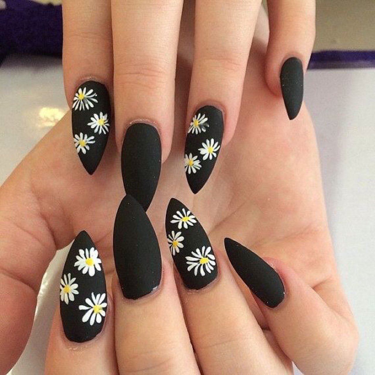 Идея черных ногтей. Черные ногти. Дизайнерские ногти. Красивый черный маникюр. Маникюр черный с ярким.