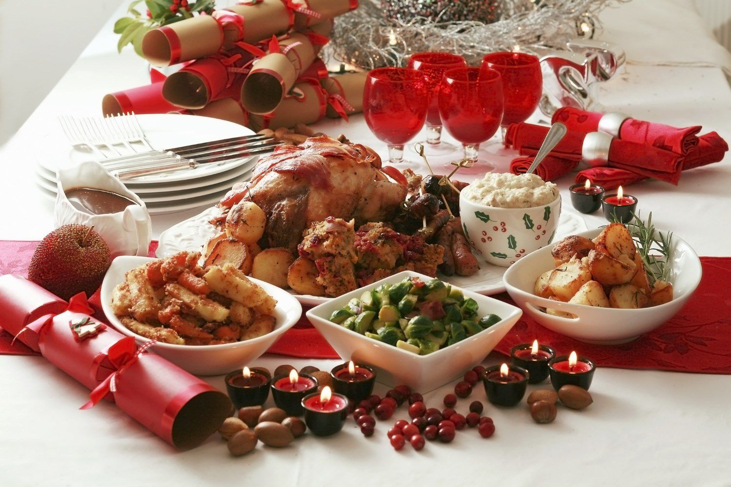 Рождество какие блюда. Новогодний стол. Новогодний и праздничный стол. Еда на новый год. Новогодний стол блюда.