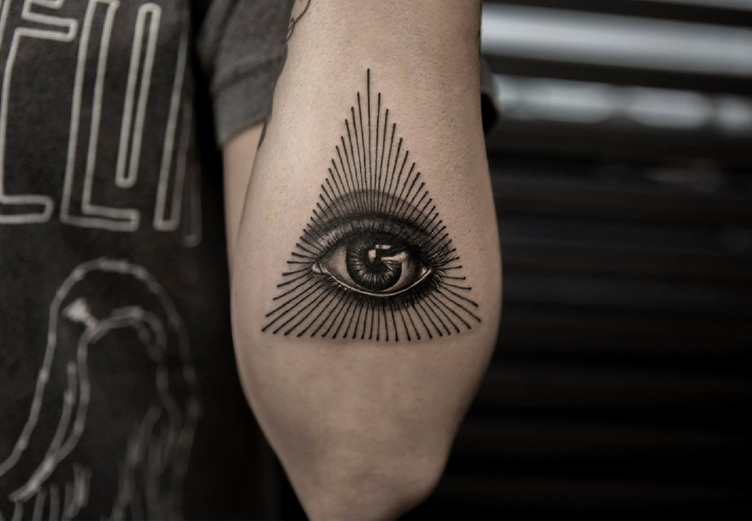 Значение татуировки всевидящее око