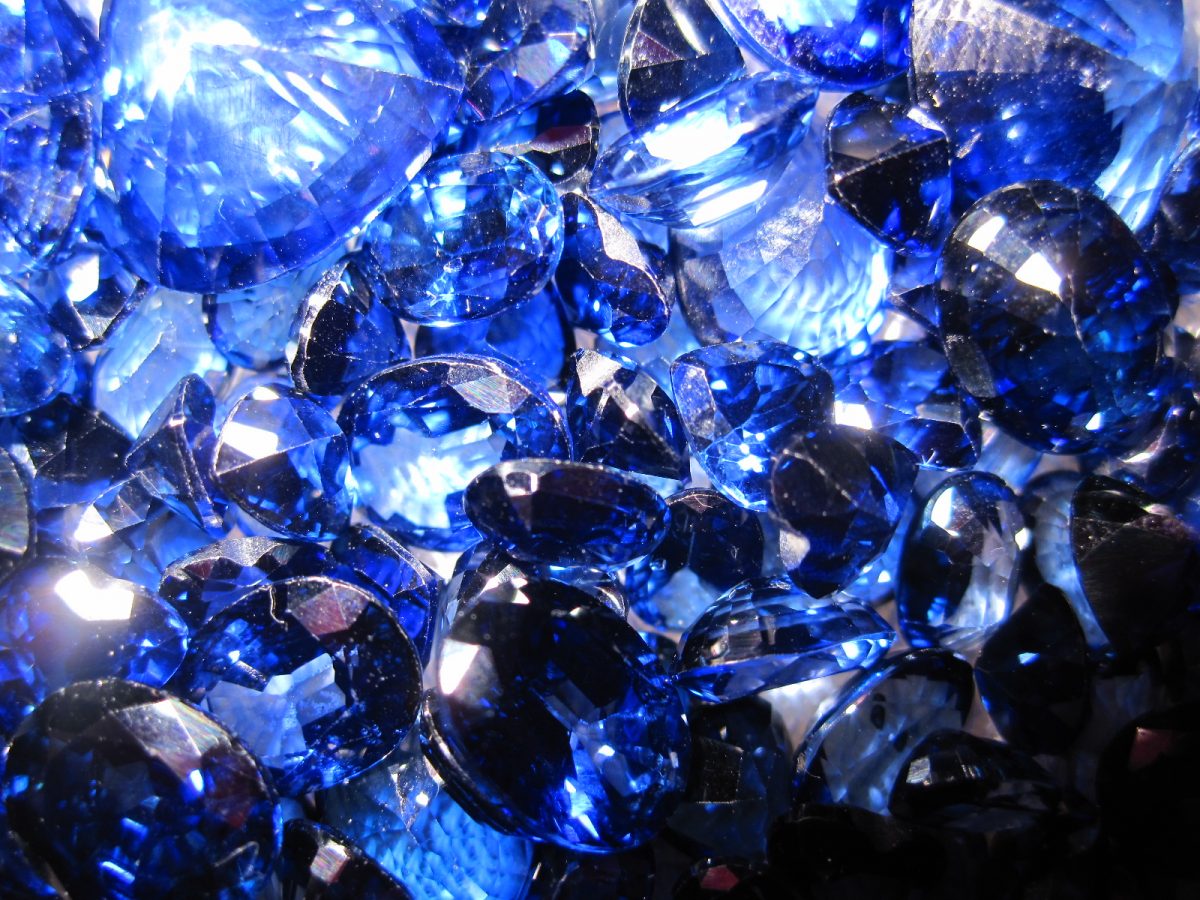синий драгоценный камень сапфир фото