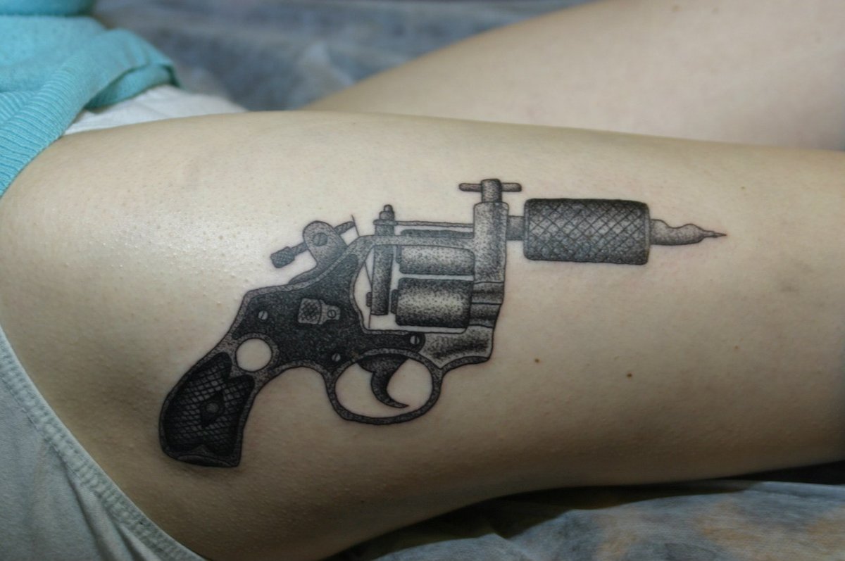 Татуировки на пояснице с пистолетами thumbnail