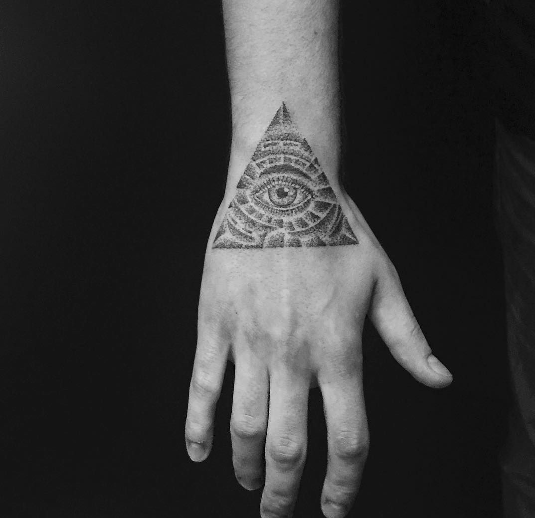 Всевидящее око в пирамиде тату