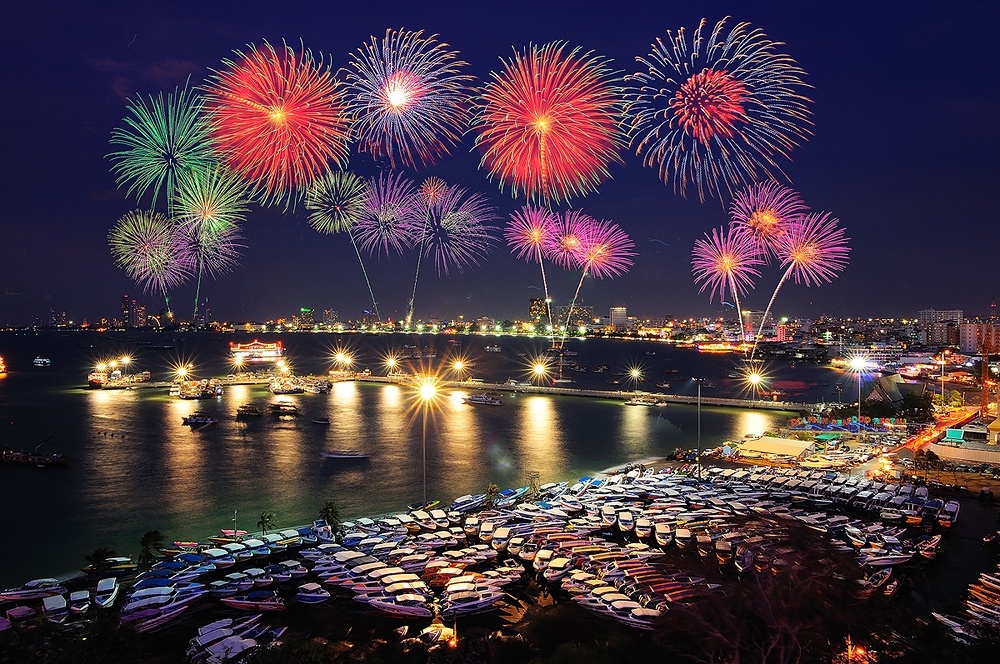 Жаркий Новый год в Таиланде: когда начинается, особенности и традиции празднования