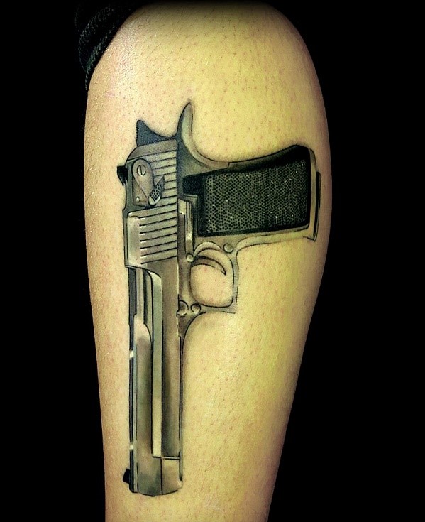 Девушка с татуировкой револьверы на пояснице