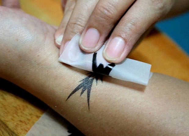 Как сделать временную татуировку с помощью парфюма?