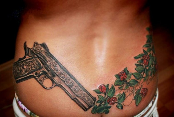 Татуировка два пистолета поясница