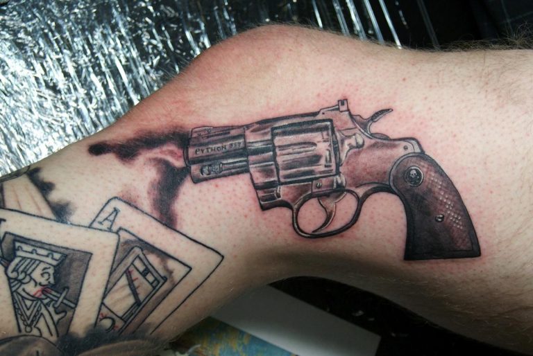 Strumpfband tattoo mit pistole