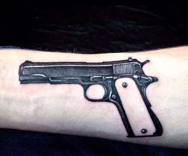 Татуировки на пояснице с пистолетами