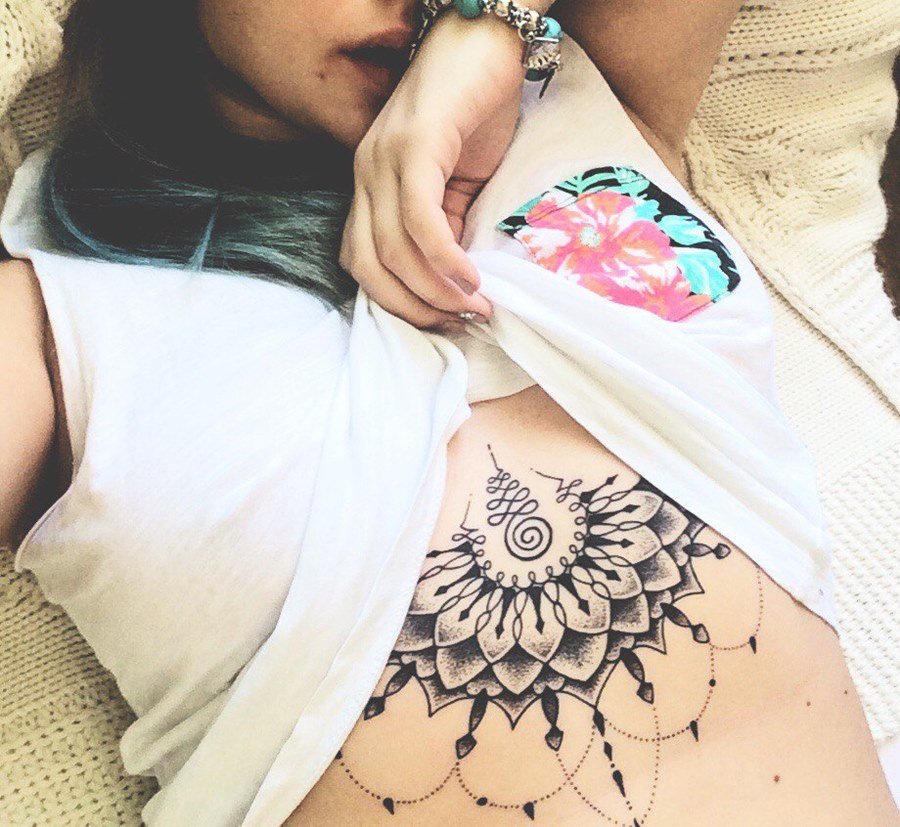 Татуировки для девушек по грудью