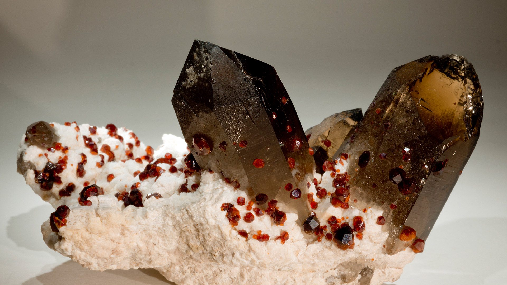 Камень гранат: значение, виды, магические свойства минерала