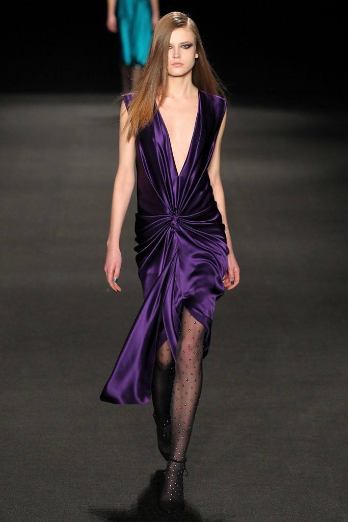 Фиолетовое платье: красивые наряды для обворожительного образа