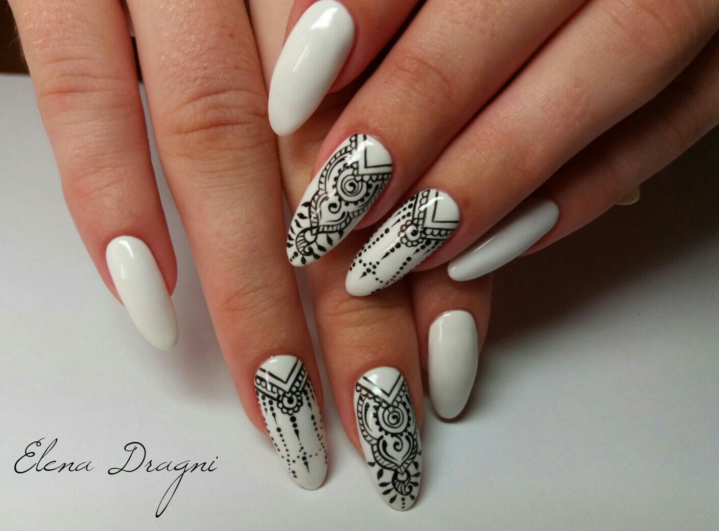 Белые узоры на ногтях