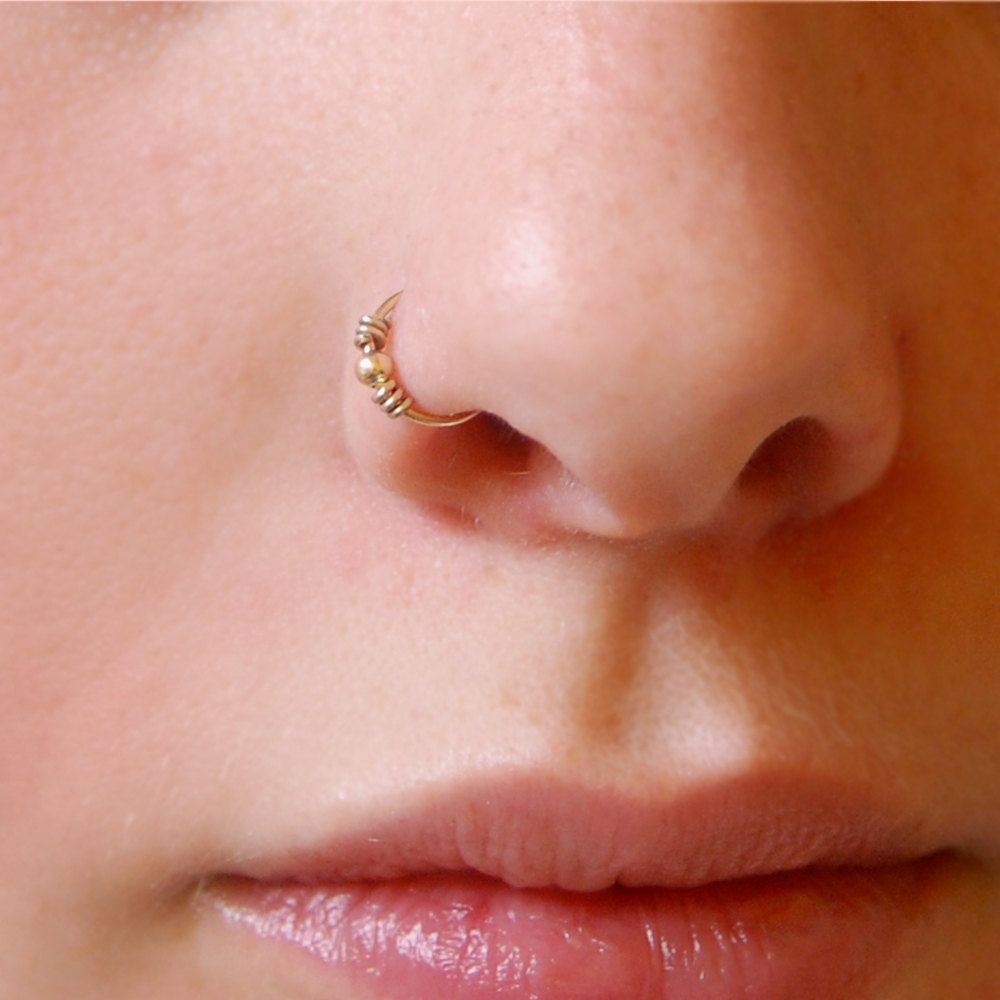 Пирсинг носа с кольцом