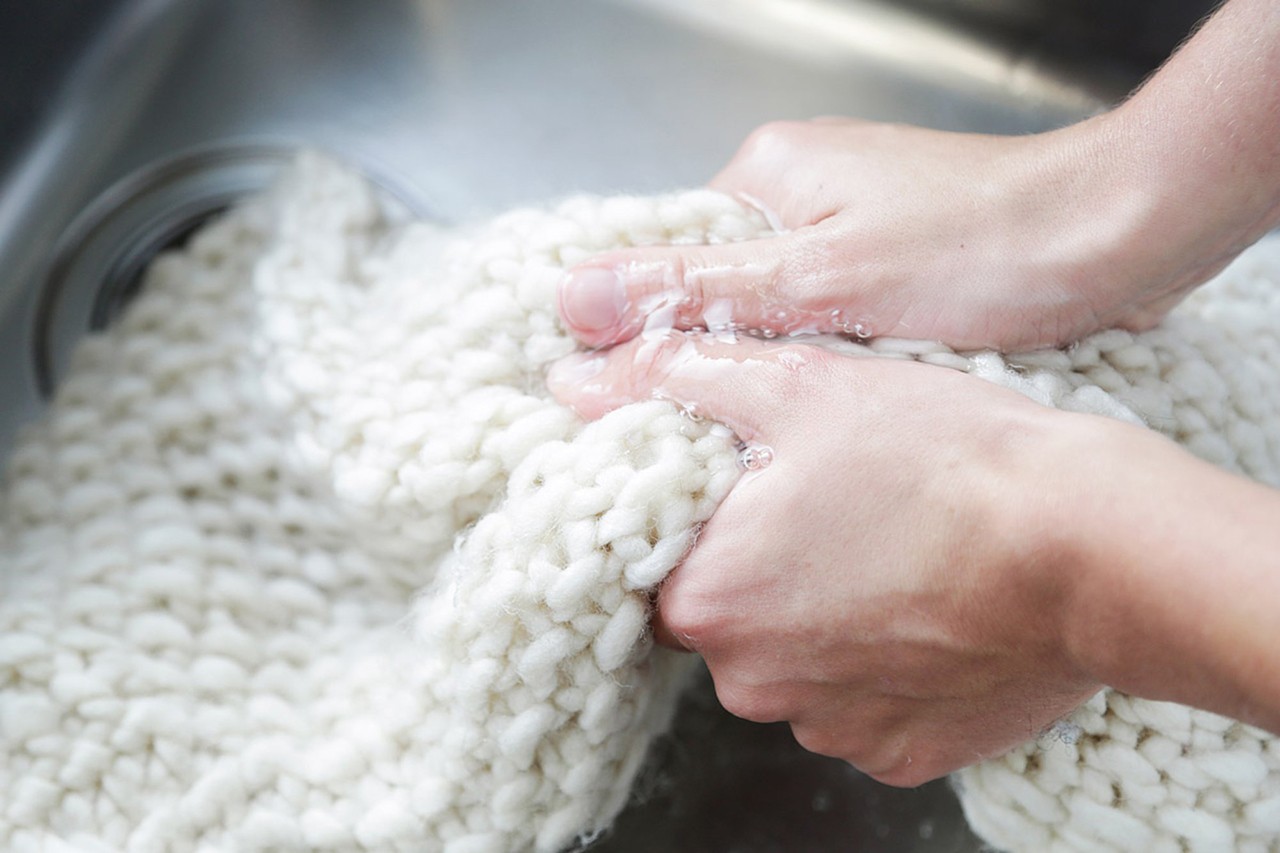 Как стирать белый шерстяной свитер