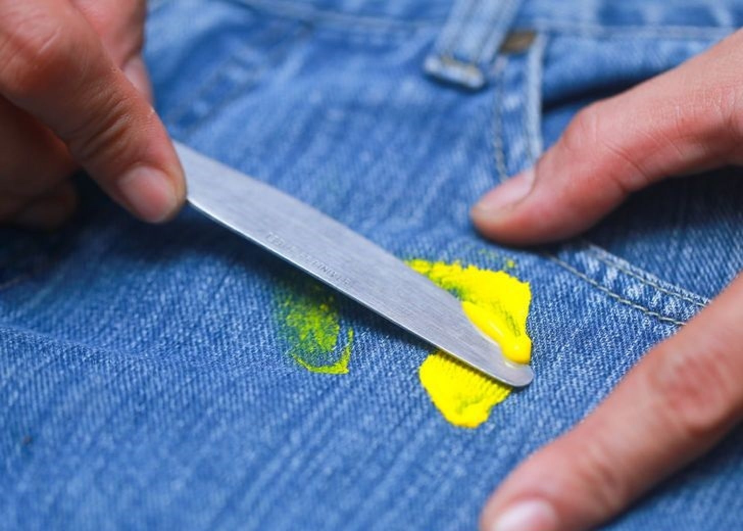 Чем отмыть масляные пятна. Засохшая краска на одежде. Пятно от краски на одежде. Пластилин на одежде. Пятно от краски на джинсах.
