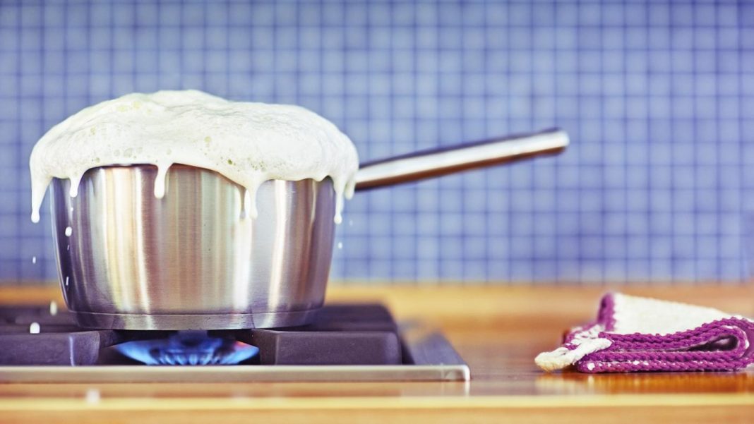 Эффективные способы очистки пригоревшего молока