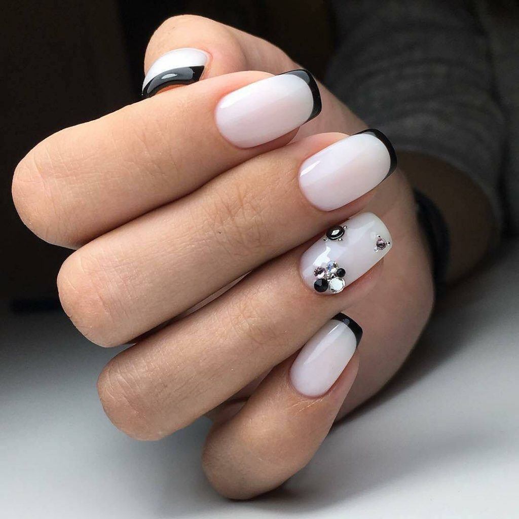 Белый френч на миндалевидных ногтях фото