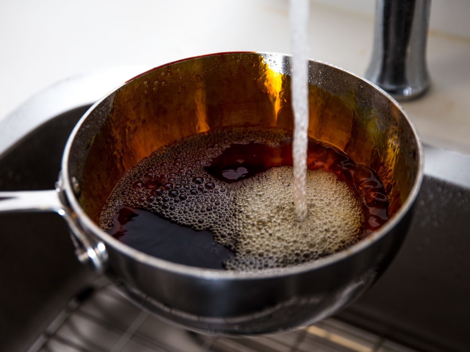 Как отмыть пригоревший сахар от турки