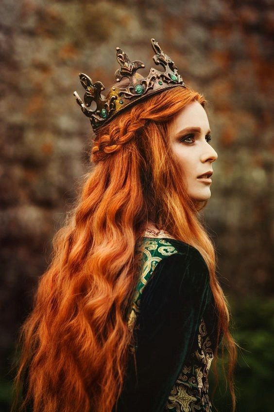 Прически с короной: Красивые и оригинальные образы на фото