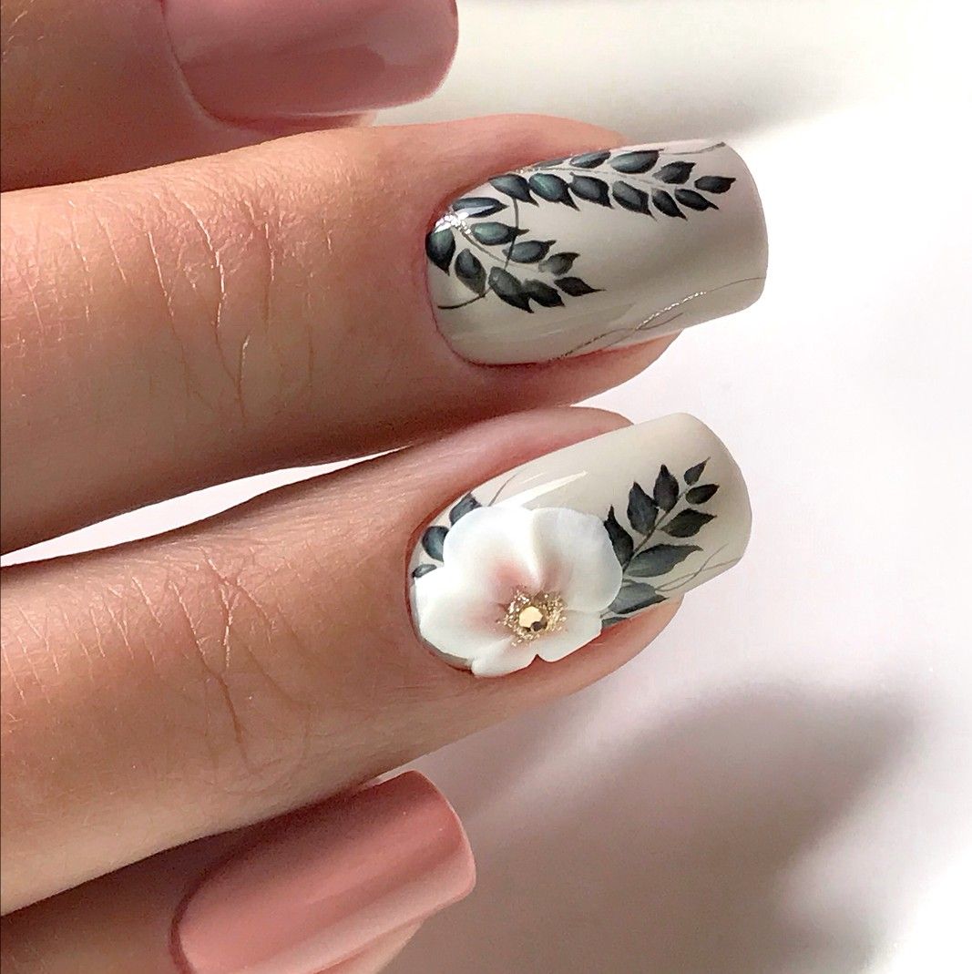 Белые цветы на ногтях
