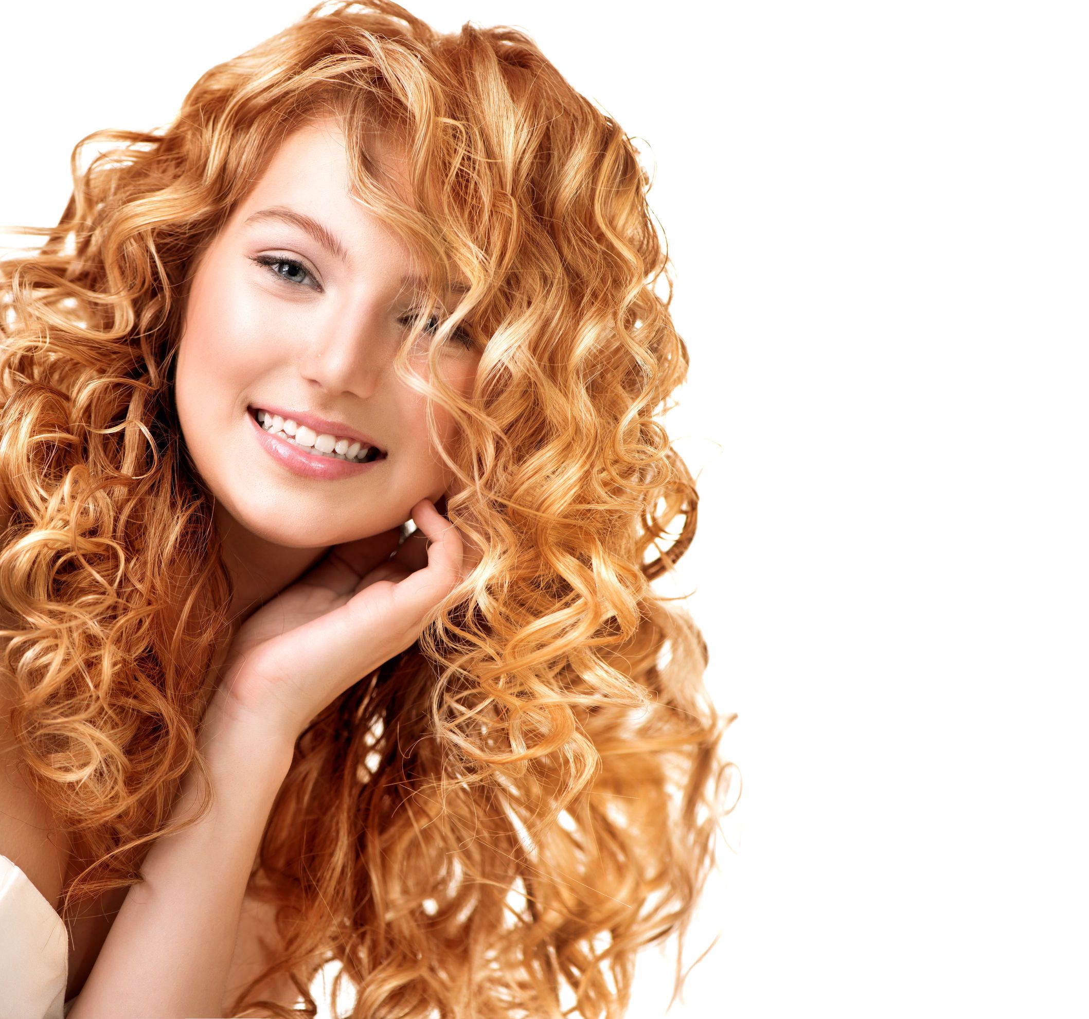 Как красиво уложить кудрявые волосы: Стильные варианты на фото