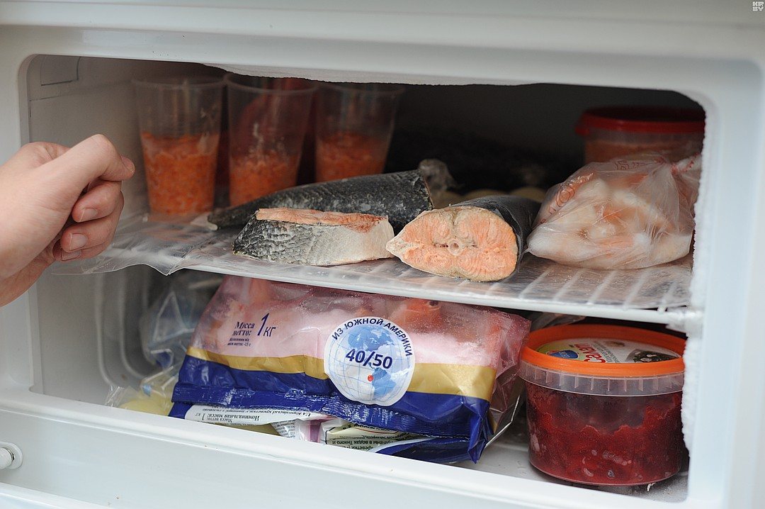 Морожено соленая рыба. Морозильник с продуктами. Рыба в морозилке. Продукты в морозилке. Хранение рыбы.